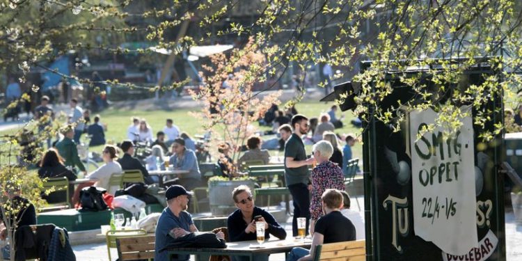 Suedia mbi të tjerët për menaxhimin me situatën e koronavirusit! Arsyet: Kultura e bindjes qytetare pa udhëra dhe izolim për distancimin fizik