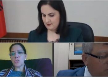 “Kësaj qeverie ti i vjen anës 100 herë”, deputeti i PS i kthehet keq kryetares së Komisionit të Medias: Mua do më vinte turp po të flisja si ty!
