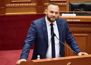 Deputeti Halit Valteri publikon foton që po thyen rrjetin: “Ky shoku i ka dhënë zgjidhje pazarit dhe ngërçit”