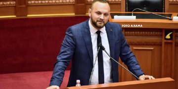 Deputeti Halit Valteri publikon foton që po thyen rrjetin: “Ky shoku i ka dhënë zgjidhje pazarit dhe ngërçit”