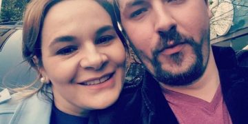 Mik me Monikën.. shpërthen Zizo: Teatri të shembet! Është një kuplara e vjetër! Mos harroni të kruani…