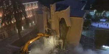 Komedia e nevojtores Teatër Kombëtar, si skenar i Edi Ramës dhe regji e Lulzim Bashës me aktore Monika Kryemadhin