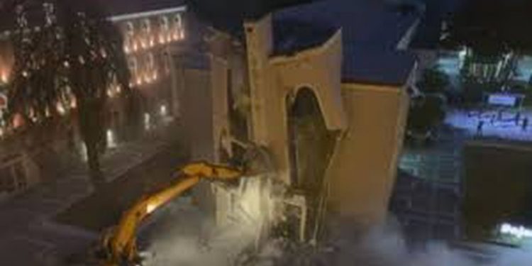 Komedia e nevojtores Teatër Kombëtar, si skenar i Edi Ramës dhe regji e Lulzim Bashës me aktore Monika Kryemadhin