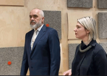 Kryeministri Rama inspekton punimet tek Teatri i Operës dhe Baletit