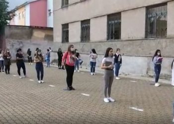 Maturantët nisin mësimin në ambientet e shkollës, maska, doreza dhe sinjalistikë në çdo hap që hedhin