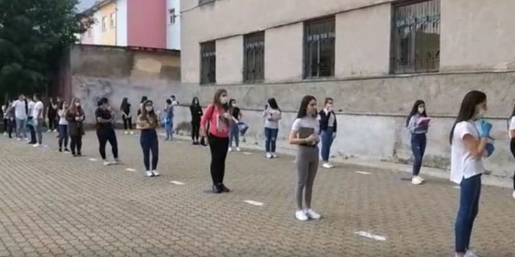 Maturantët nisin mësimin në ambientet e shkollës, maska, doreza dhe sinjalistikë në çdo hap që hedhin