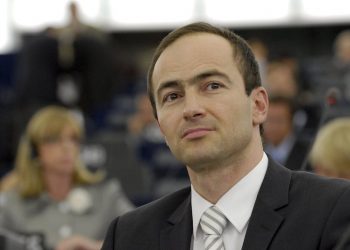 “ Janë për të ardhur keq…”! Diplomati i lartë i Parlamentit Evropian “shuplakë” të fortë opozitës