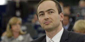 “ Janë për të ardhur keq…”! Diplomati i lartë i Parlamentit Evropian “shuplakë” të fortë opozitës