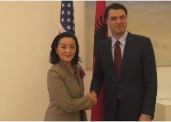 Ambasadorja Kim u sugjeroi palëve sistemin zgjedhor danez! Basha bënë të paditurin duke u ngatërruar : “S’kemi parë asnjë sistem amerikan për reformën”