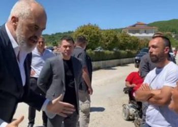 E moshuara i zë rrugën kryeministrit Rama: “Pash të madhin Zot, më jep një sqarim”!