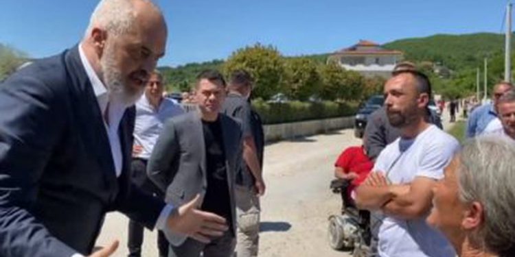 E moshuara i zë rrugën kryeministrit Rama: “Pash të madhin Zot, më jep një sqarim”!