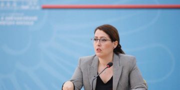 Rritja e numrit të infektuarve nga koronavirusi në 24 orët e fundit, ministrja Manastriliu mbledh Komitetin Teknik