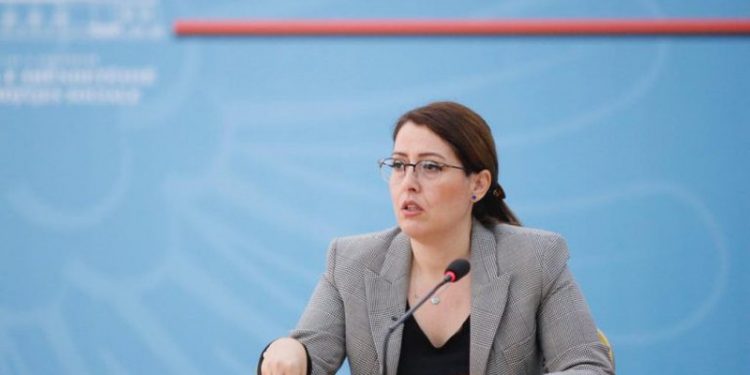 Rritja e numrit të infektuarve nga koronavirusi në 24 orët e fundit, ministrja Manastriliu mbledh Komitetin Teknik