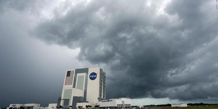 Sytë dhe shpresa nga qielli, moti prish planet e lëshimit historik në hapësirë
