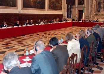 Komisioni i Venecias gati draftin final për konfliktin mbi Kushtetuesen, pranon sugjerimet e PS dhe zbut qëndrimet, thirrje palëve për dialog