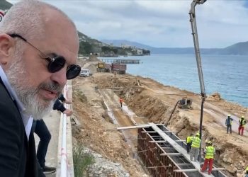 Edi Rama: Lungomare  edhe kështu do shkëlqejë! “Benzinatua” një peshqesh i lanë aty nga ish Krimo-Gjykata e lartë