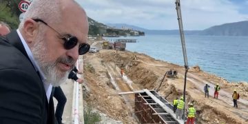 Edi Rama: Lungomare  edhe kështu do shkëlqejë! “Benzinatua” një peshqesh i lanë aty nga ish Krimo-Gjykata e lartë