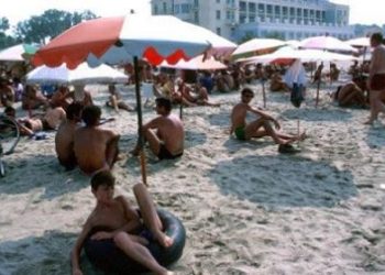 Ngazëllimi popullor për plazhin si në kohën e Enverit
