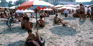 Ngazëllimi popullor për plazhin si në kohën e Enverit