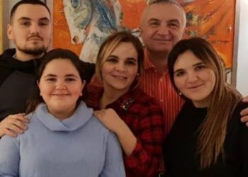 A do ja hash veshin Edi Ramës?! Kryemadhi nuk i përgjigjt pyetjes por tregon fundin padashje: Fëmijët e mijë do ta vuajnë shumë më shumë këtë që bëjë unë dhe burri im!