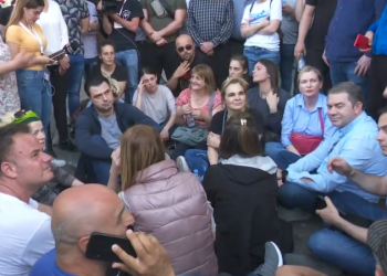 Pas pilafit të hidhur që u dha ndjeksave dhe hjeksave opozita merr “lugën” dhe ulet në Bulevard për të përfituar ndonjë kockë nga amullia