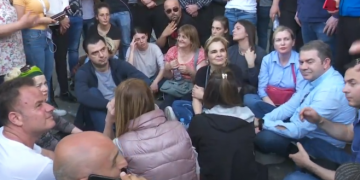 Pas pilafit të hidhur që u dha ndjeksave dhe hjeksave opozita merr “lugën” dhe ulet në Bulevard për të përfituar ndonjë kockë nga amullia