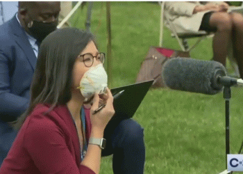 Trump përplaset me gazetaren aziatike: “Mos ma bëj mua këtë ‘pyetje të ndyrë”!