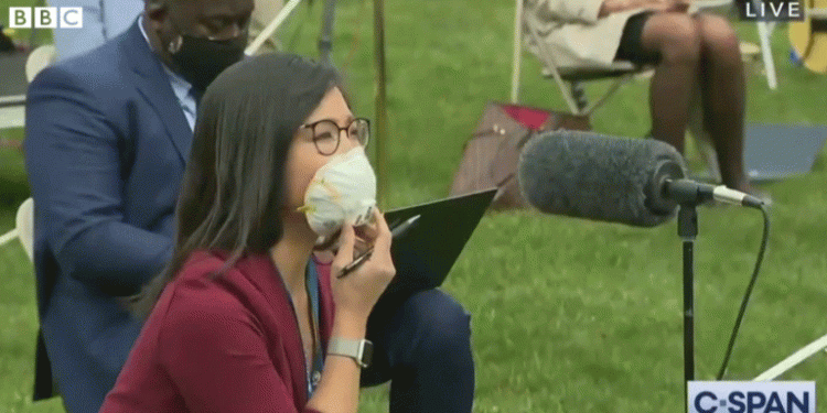 Trump përplaset me gazetaren aziatike: “Mos ma bëj mua këtë ‘pyetje të ndyrë”!