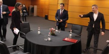 Çfarë po ndodh në mbledhjen për ‘Zgjedhoren’? Opozita bën lëvizjen e papritur, hedh në tavolinë…