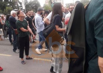 Vajza e ish deputetes së PS, drejtoreshë muzeu, proteston për Teatrin pranë burrit Këlliçit të FRPD-së, jep dorëheqjen pas “nxjerrjes së bojës” nga mediat