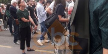 Vajza e ish deputetes së PS, drejtoreshë muzeu, proteston për Teatrin pranë burrit Këlliçit të FRPD-së, jep dorëheqjen pas “nxjerrjes së bojës” nga mediat