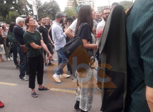 Vajza e ish deputetes së PS, drejtoreshë muzeu, proteston për Teatrin pranë burrit Këlliçit të FRPD-së, jep dorëheqjen pas “nxjerrjes së bojës” nga mediat