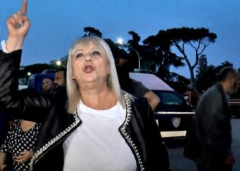 Aktivistja e aleancës për teatrin e shëmbur trimërohet: Do të pushtojmë Ambasadën amerikane, nëse nuk reagon