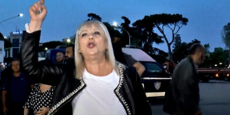 Aktivistja e aleancës për teatrin e shëmbur trimërohet: Do të pushtojmë Ambasadën amerikane, nëse nuk reagon