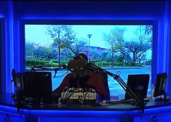 “Revolucion, çmenduri apo kanë fshehur rrobat për të mos dalë”?! Raportuesja e Aldos raporton me bikini përpara Kuvendit (Foto)