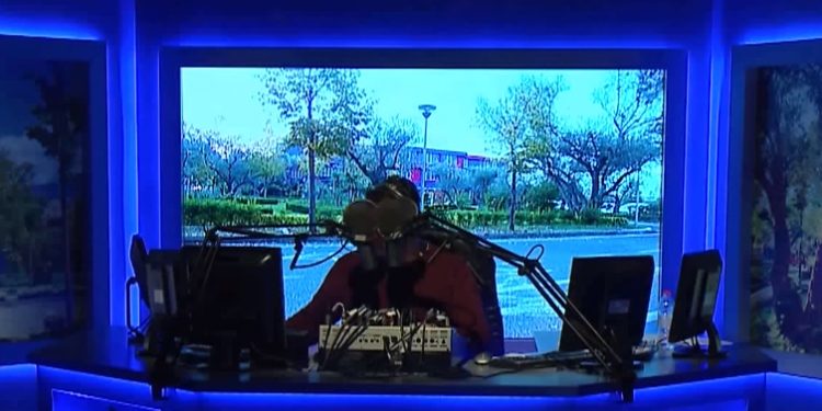 “Revolucion, çmenduri apo kanë fshehur rrobat për të mos dalë”?! Raportuesja e Aldos raporton me bikini përpara Kuvendit (Foto)