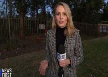 Kur pantallonat i vesh me “lugë këpucësh”! Incident i sikletshëm! Gazetares i ”shpërthejnë” pantallonat gjatë transmetimit live (Foto)