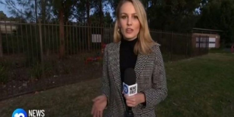 Kur pantallonat i vesh me “lugë këpucësh”! Incident i sikletshëm! Gazetares i ”shpërthejnë” pantallonat gjatë transmetimit live (Foto)