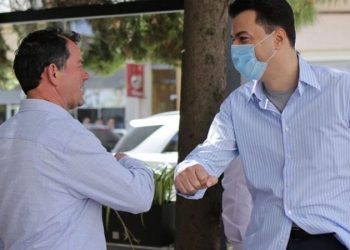 Politikë me gjeste: Pse Lulzim Basha ka nisur të nxjerrë këmishën mbi pantollona?