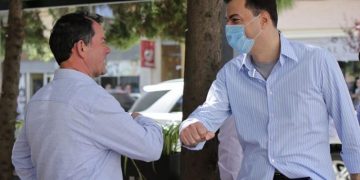 Politikë me gjeste: Pse Lulzim Basha ka nisur të nxjerrë këmishën mbi pantollona?