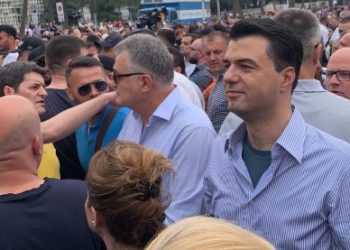 Militantët e Bashës rr.ihen me artistët e qytetarët pasi i kërkuan të largohet, ndërhyn Robert Budina