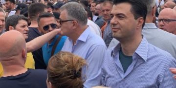 Militantët e Bashës rr.ihen me artistët e qytetarët pasi i kërkuan të largohet, ndërhyn Robert Budina