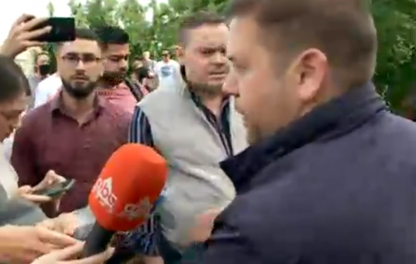 Tension tek Teatri, shoqërohet analisti Lela dhe ish-deputetja e LSI-së