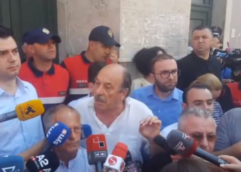 Protestues apo uzurpues?! “Teatristët” si komunistët kur zbritën nga mali: Teatri “tokë e xanun” nga ne, do e paguani me gj.ak po e prekët!