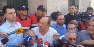 Luli me Bardhin, djalin e Fahriut dhe atë të Rustem Gjatës “trimërojnë” Budinën: Do i marrim me hu policët po na erdhën prapë, do na iki mëndja e do derdhim… Si e ka erën gjaku?!