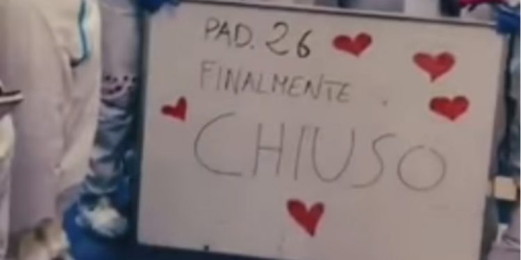 Spitali i Parmës mbyll pavionin për koronavirusin, gëzimi i mjekëve dhe infermierëve