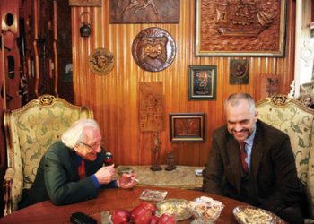 Perla e Dritëro Agollit: Majtas dreqër, djathtas djaj!