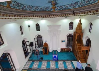 Foto/ Besimtarët mblidhen në xhami, nis falja e Fitër Bajramit