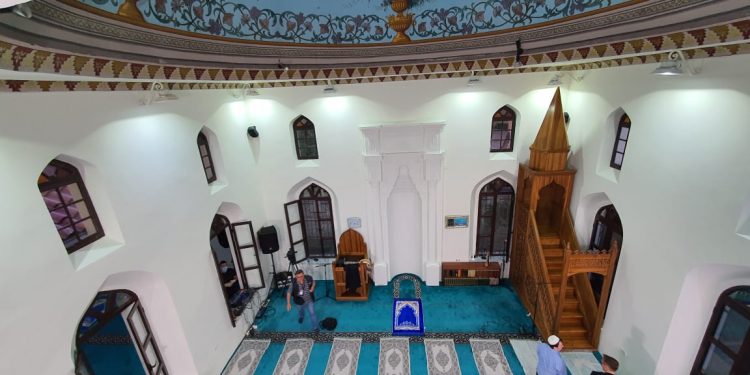 Foto/ Besimtarët mblidhen në xhami, nis falja e Fitër Bajramit