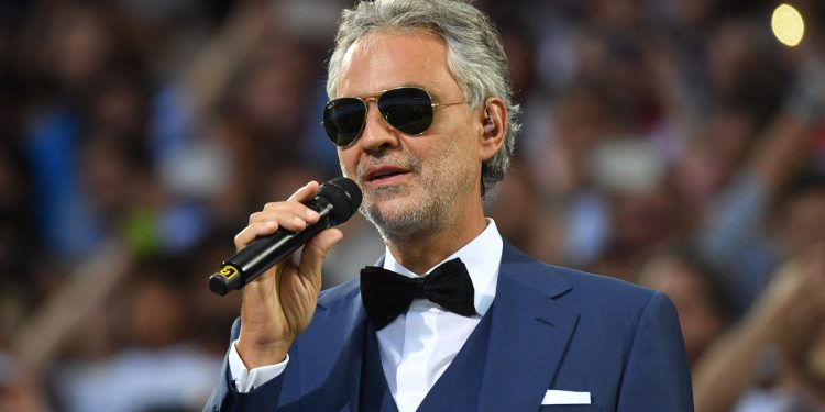 Tenori i famshëm italian Andrea Bocelli tregoi se në muajin mars ka rezultuar pozitiv ndaj koronaviursit